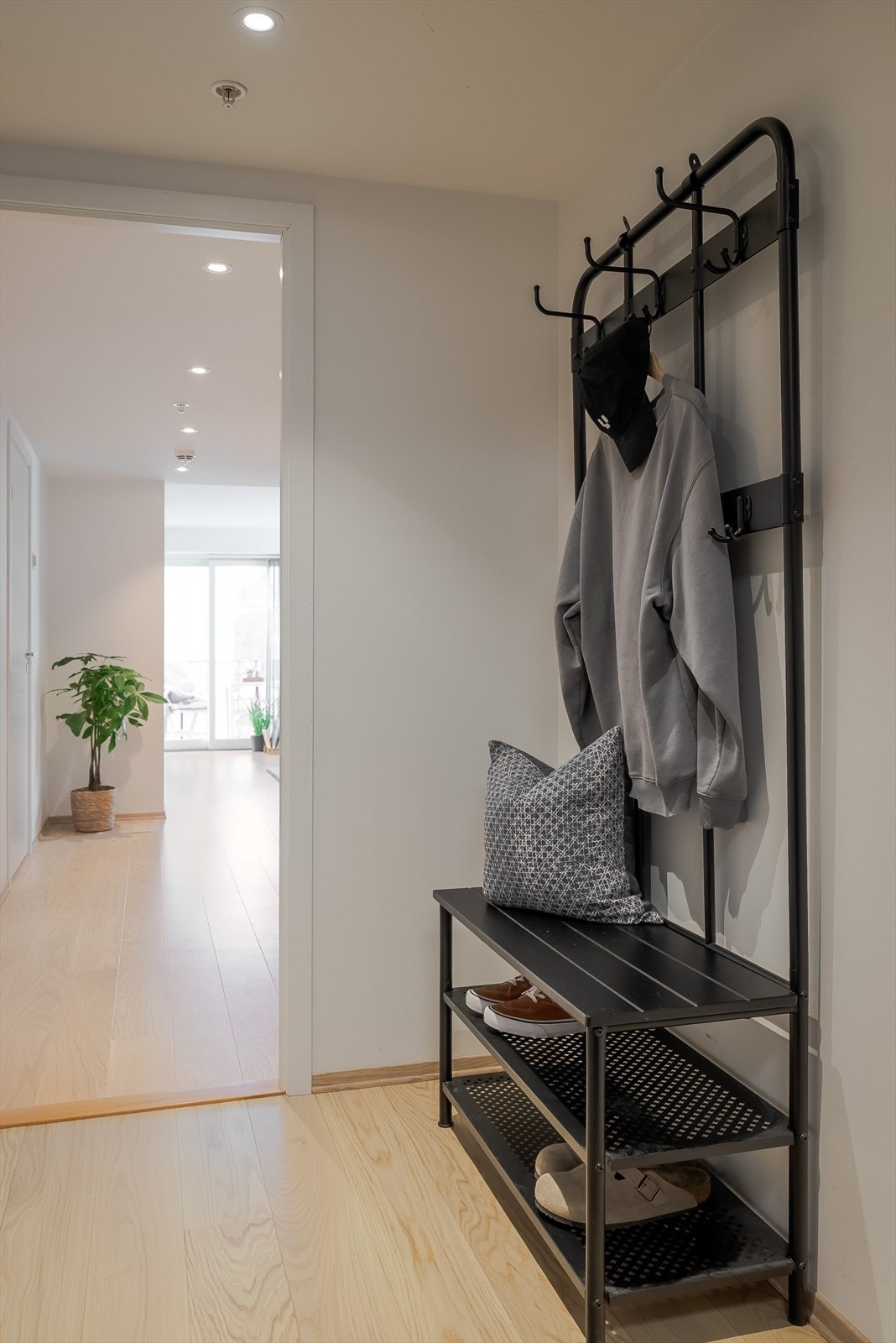 Lys og innbydende entré med plass til oppbevaring av sko og yttertøy. Galleribilde