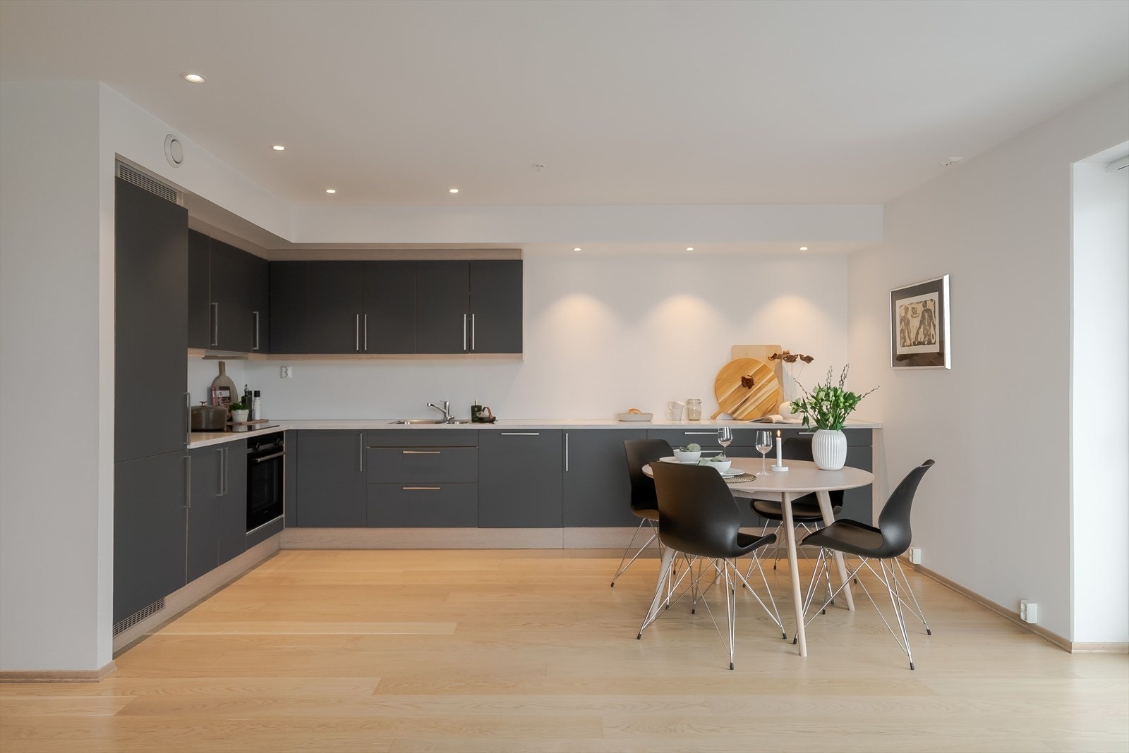 Her får man et stort og flott kjøkken i L-form, som gir rikelig med benkeplass og gode arbeidsforhold. Galleribilde