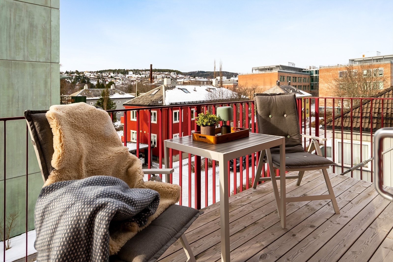 Balkongen kan enkelt innredes med ønsket utemøblement. Her kan du nyte varme dager i sommerhalvåret. Galleribilde