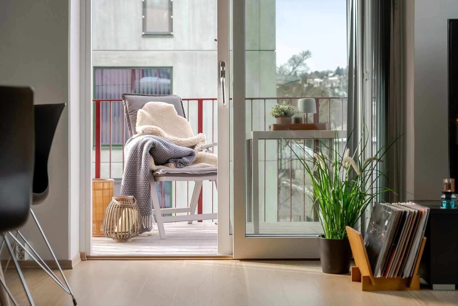 Fra stuen har man utgang til en flott balkong på ca. 6,5 kvm vendt mot sørvest. Galleribilde