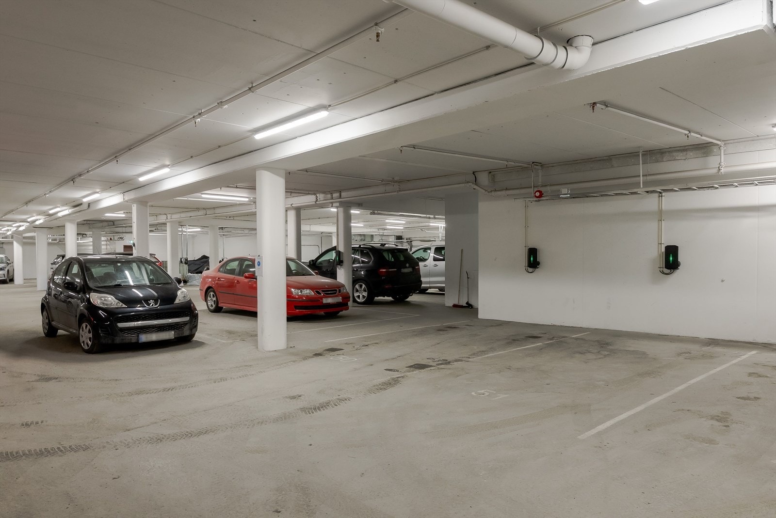 Boligen har parkeringsplass i felles parkeringskjeller, og det er installert ladeboks for elbil på plassen. Galleribilde