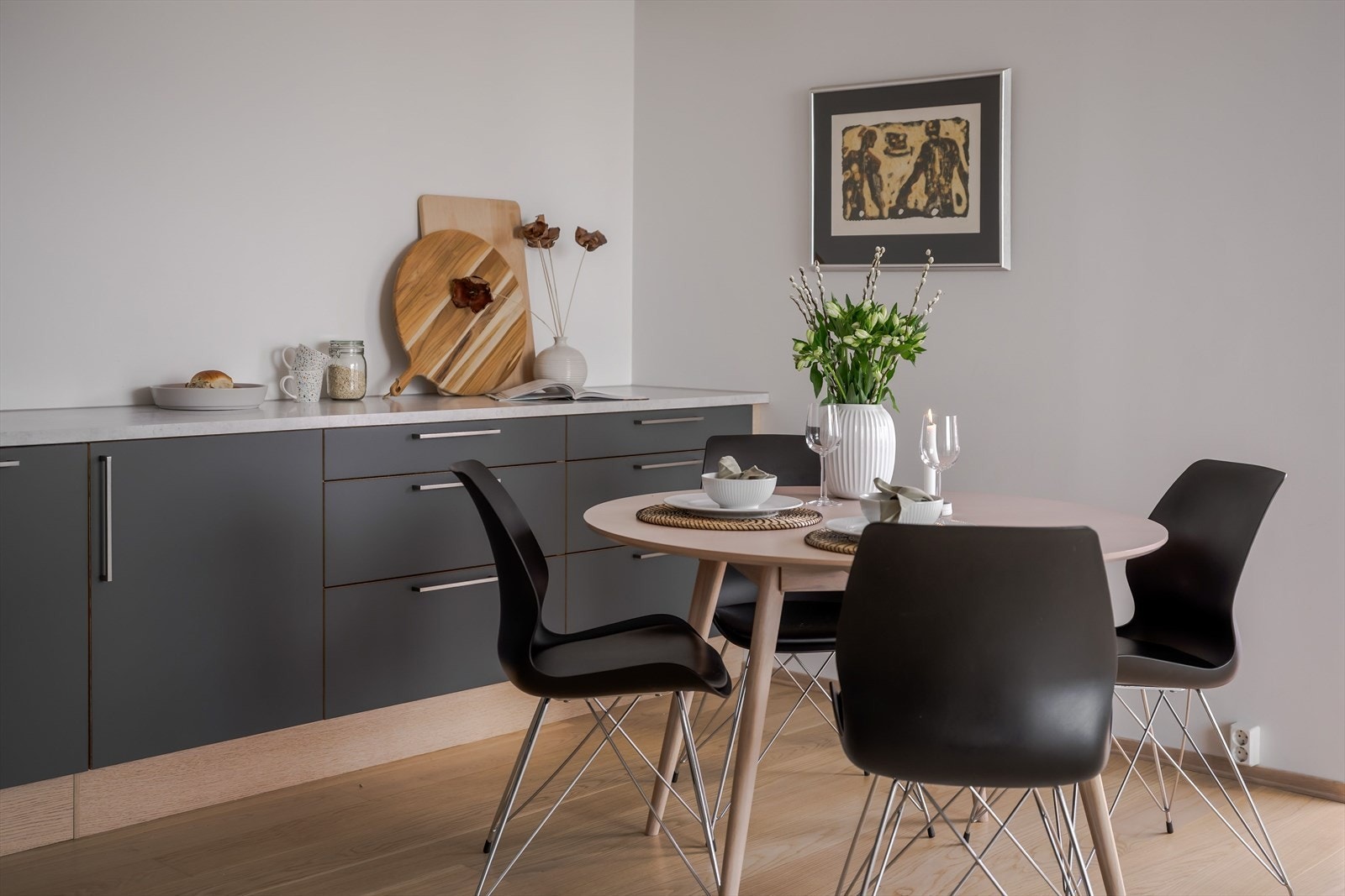 Stuen måler hele 30 kvm og kan enkelt innredes med både spisegruppe og sofakrok. Galleribilde