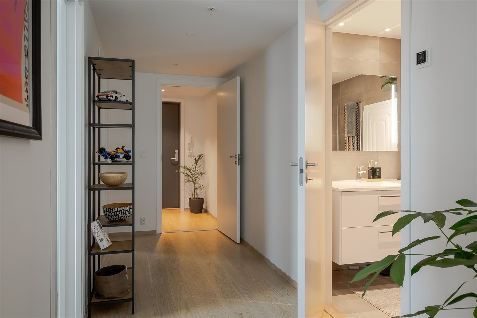 Gangområdet mellom rommene er romslig og gir mulighet for praktisk møblering. Galleribilde