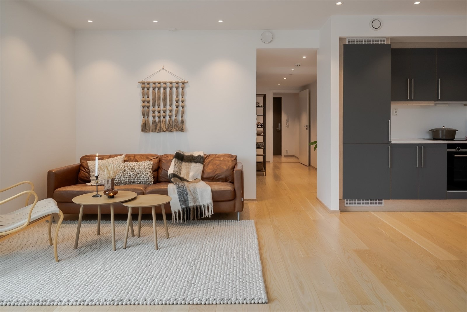 Marit Skolmli v. Emera Eiendomsmegling ønsker velkommen til Tellefsens gate 6! Fotograf: Bjørn Christer Lemcke / Husfoto Galleribilde