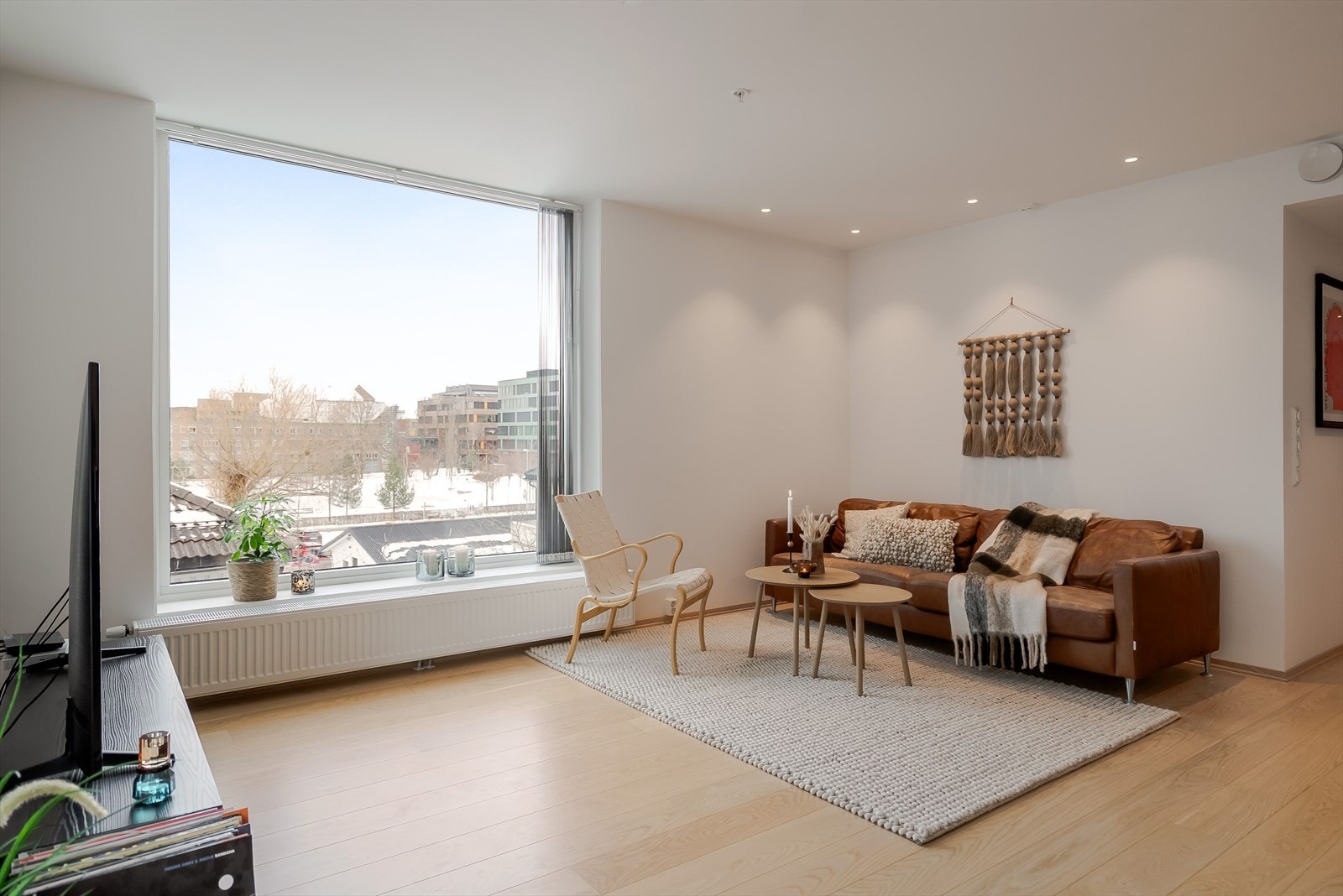 Med downlights i himlingen og store vindusflater får rommet et lyst og luftig uttrykk. Galleribilde