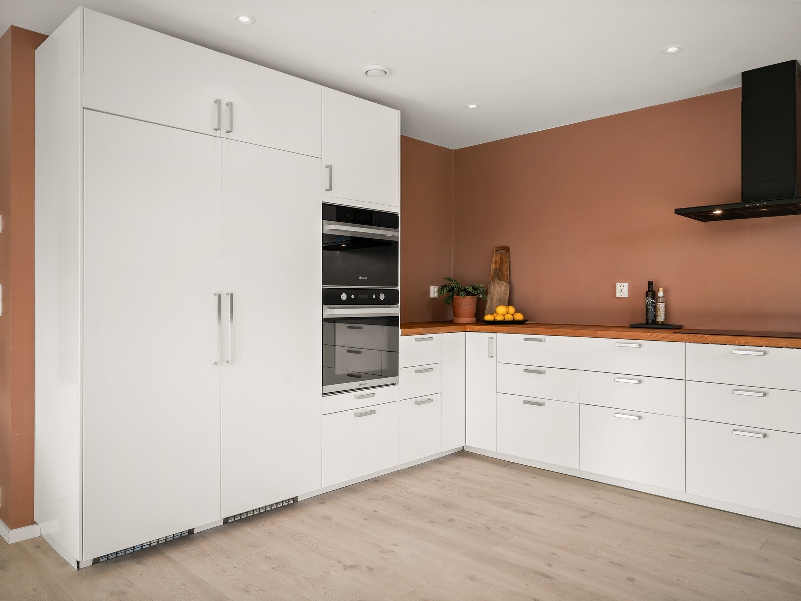 Kjøkkenet har rikelig med skuffer og skap, samt gode arbeidsflater til hobbykokkens store glede. Galleribilde