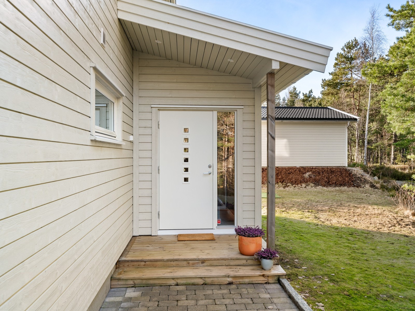 Hyggelig, overbygd inngangsparti. Galleribilde