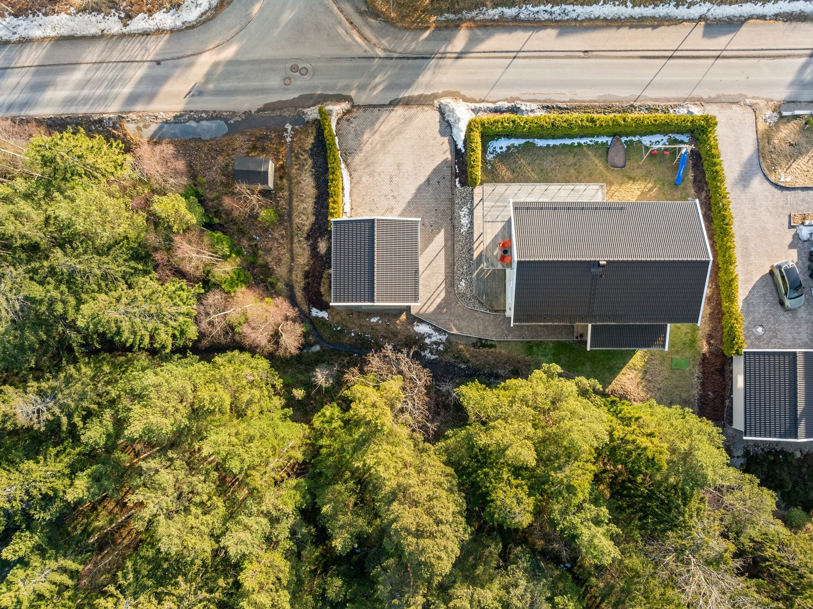 Innkjørsel og gårdsplass med belegningsstein - godt med parkeringsmuligheter i dobbelgarasje og på gårdsplass. Galleribilde