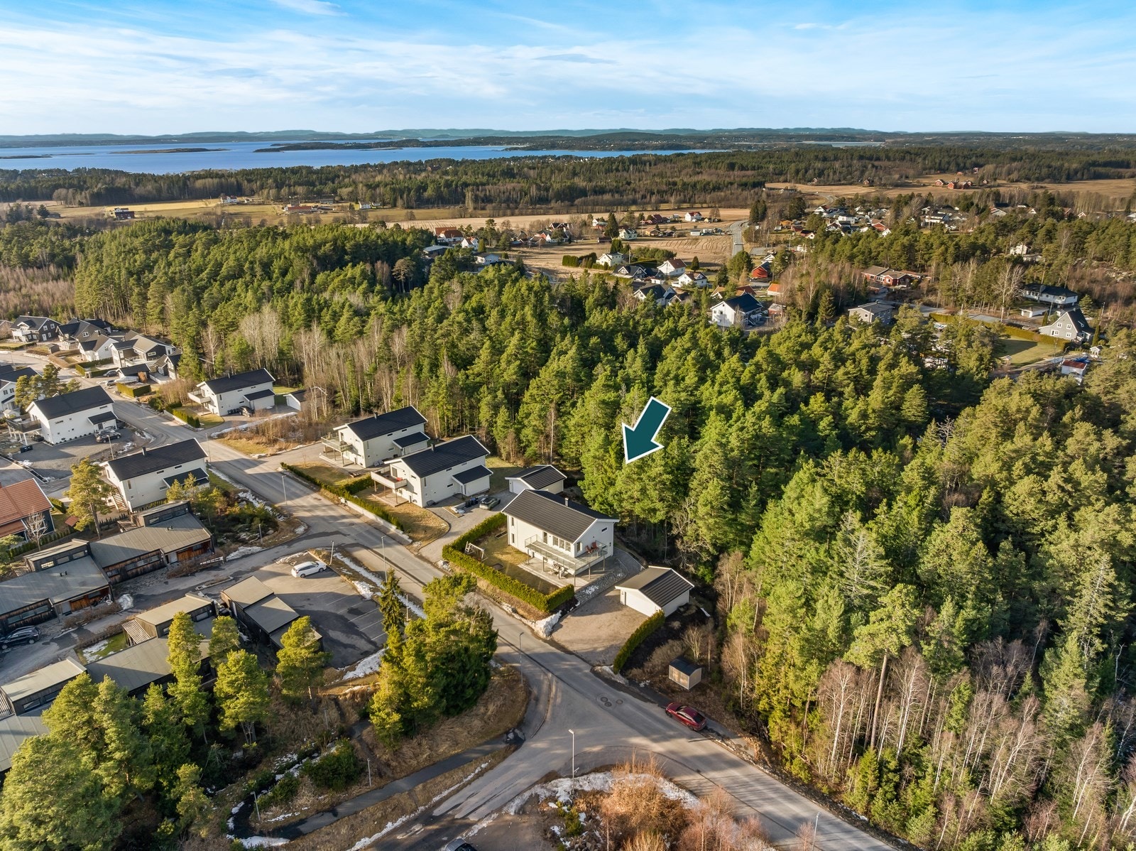 Eiendommen har solrik beliggenhet i et nyere boligfelt på Manstad - med umiddelbar nærhet til skog og mark Galleribilde