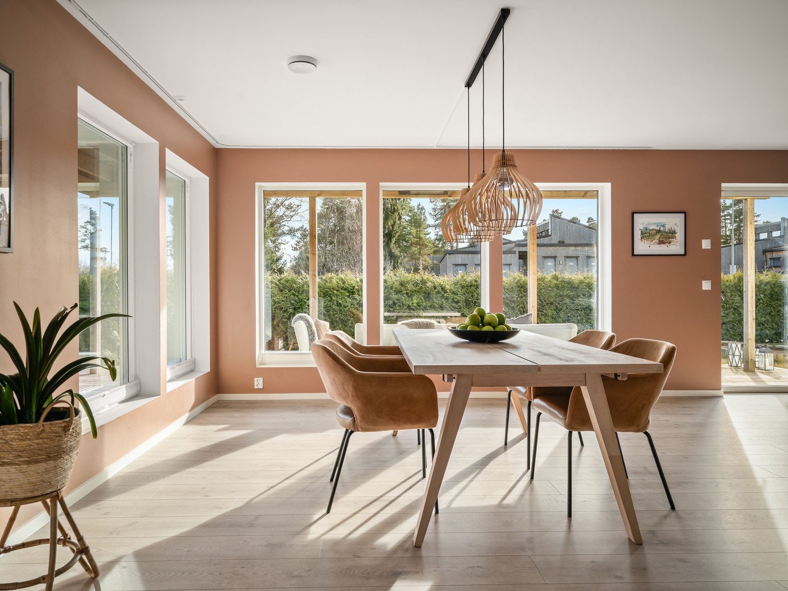 Store vindusflater gir stuen godt med naturlig lysinnslipp, og en god atmosfære. Galleribilde