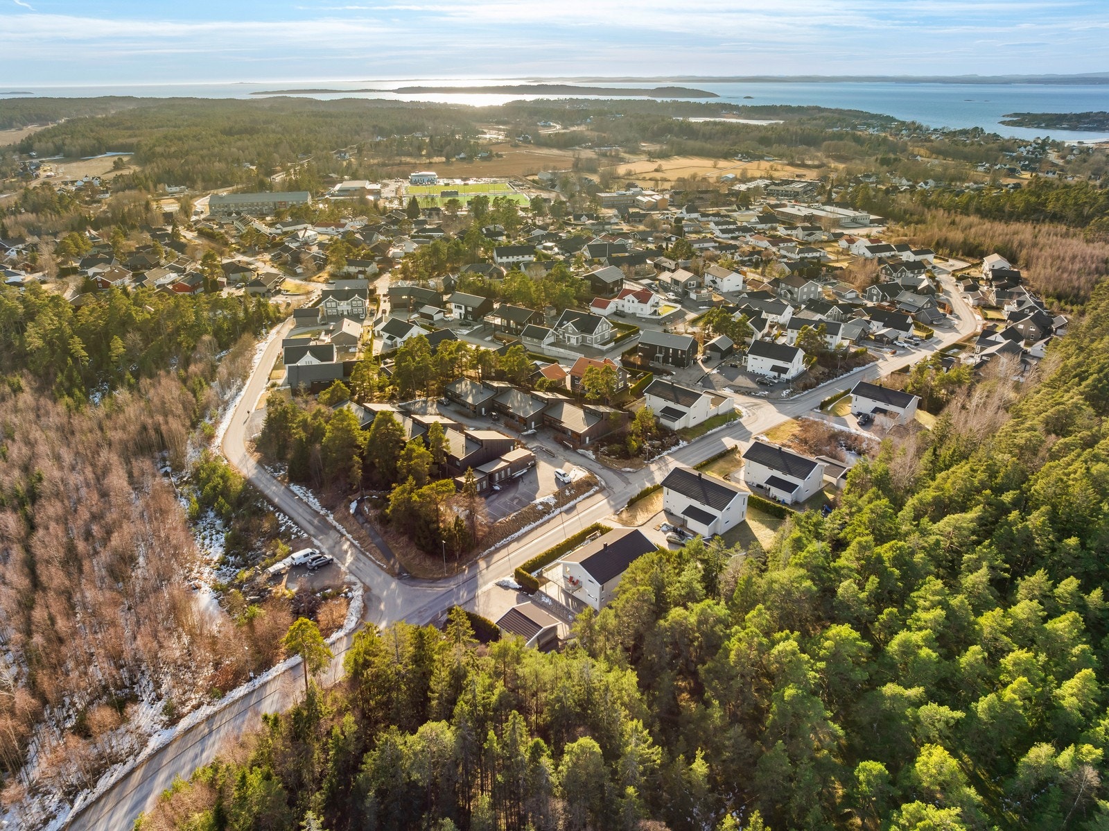 Umiddelbar nærhet til skole og barnehage, idrettsanlegg og svømmehall, golfbane og dagligvare/delikatessebutikk. Galleribilde