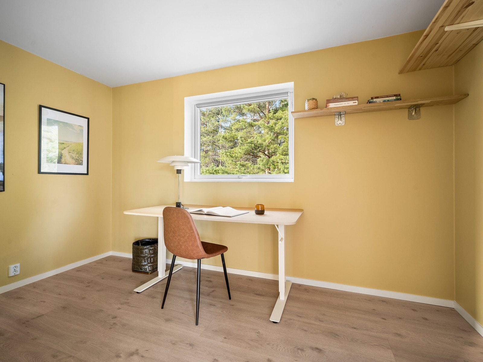 Soverom V. Innredet som kontor. Galleribilde