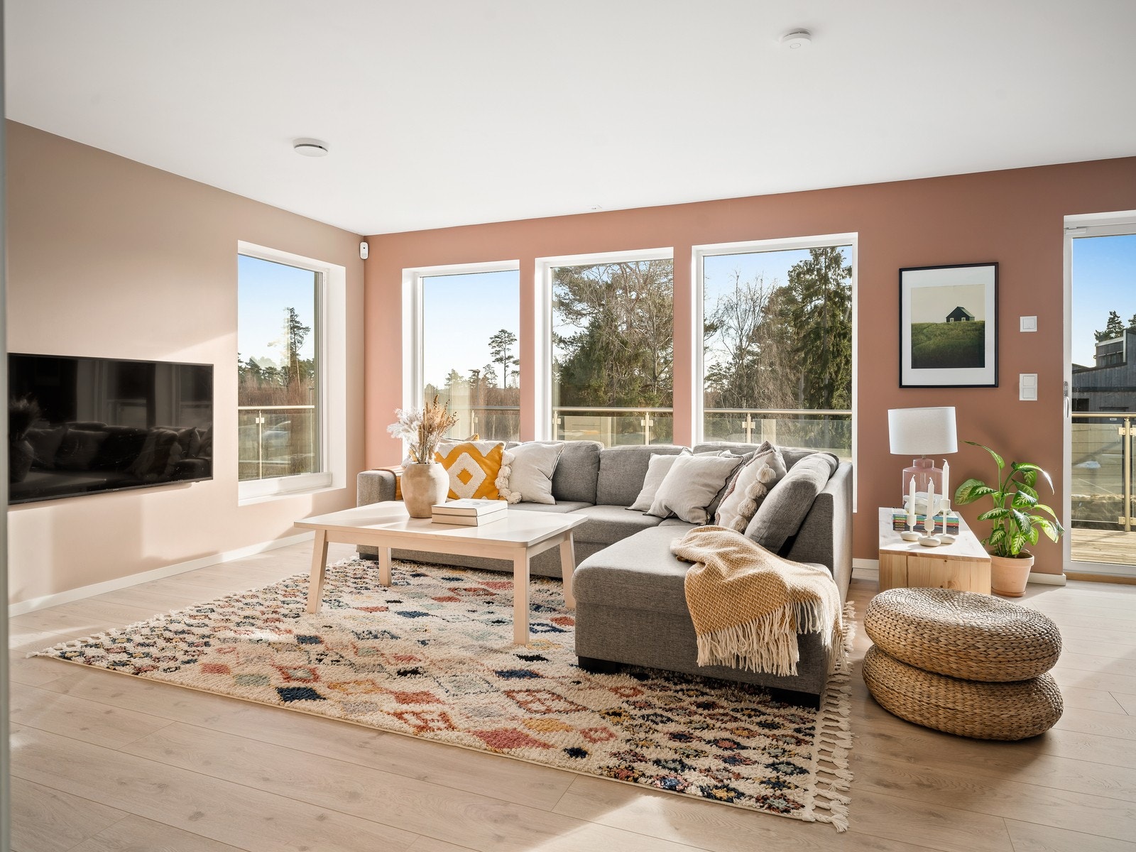 Fra stuen i 2. etg. er det utgang til altan. Galleribilde