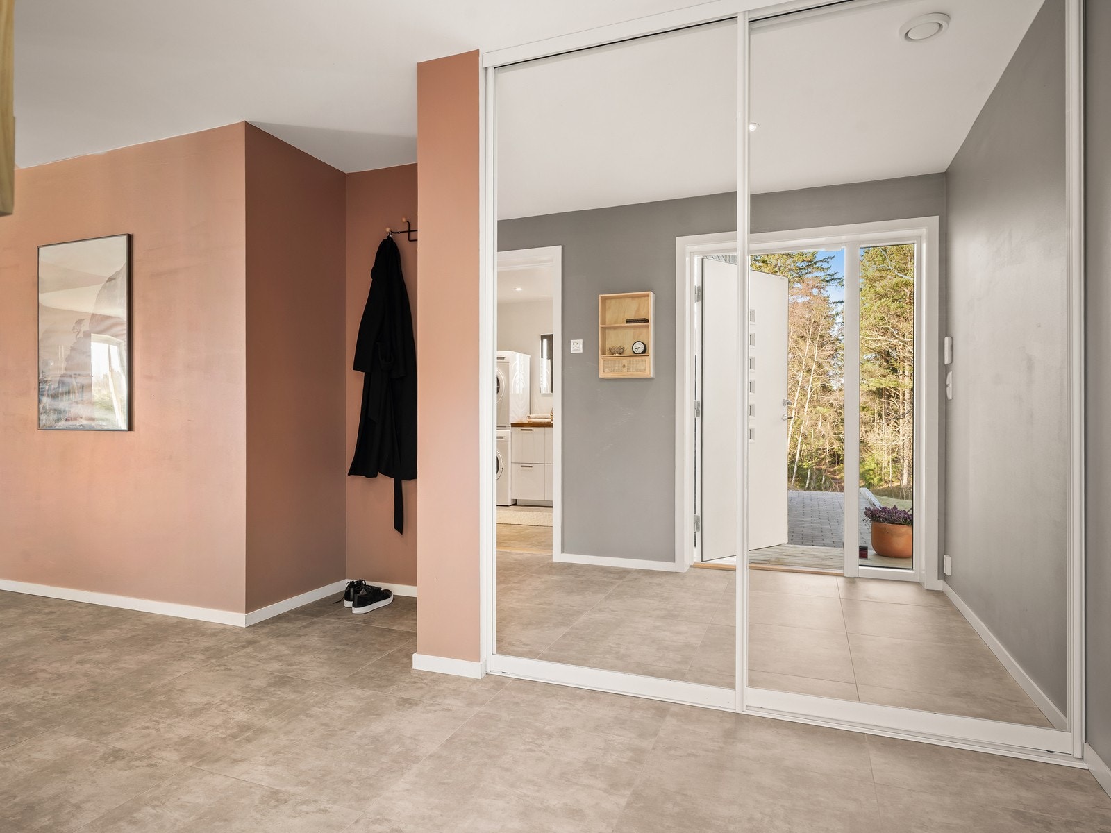 Lys og innbydende entré med god plass til oppbevaring av yttertøy og sko. Galleribilde