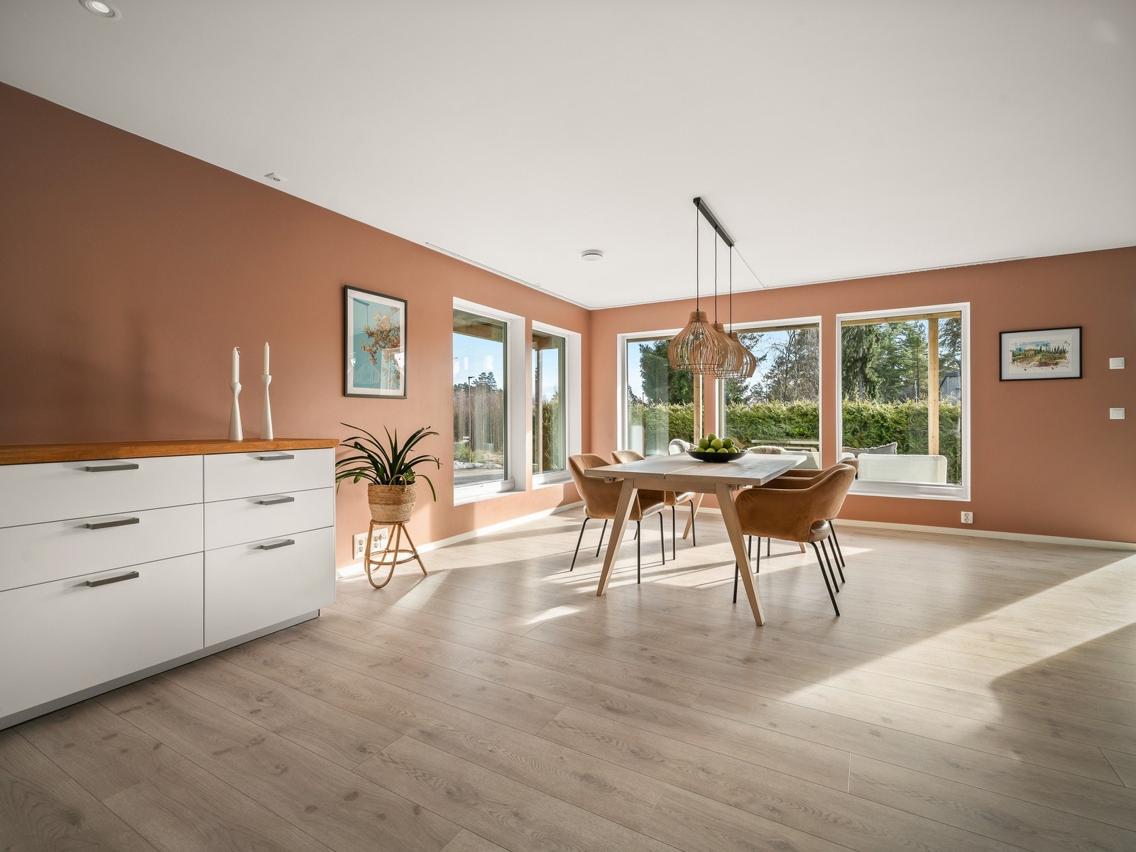 Spisestuen er praktisk plassert like ved det åpne kjøkkenet og har rikelig med plass til spisegruppe tilpasset større selskaper. Galleribilde
