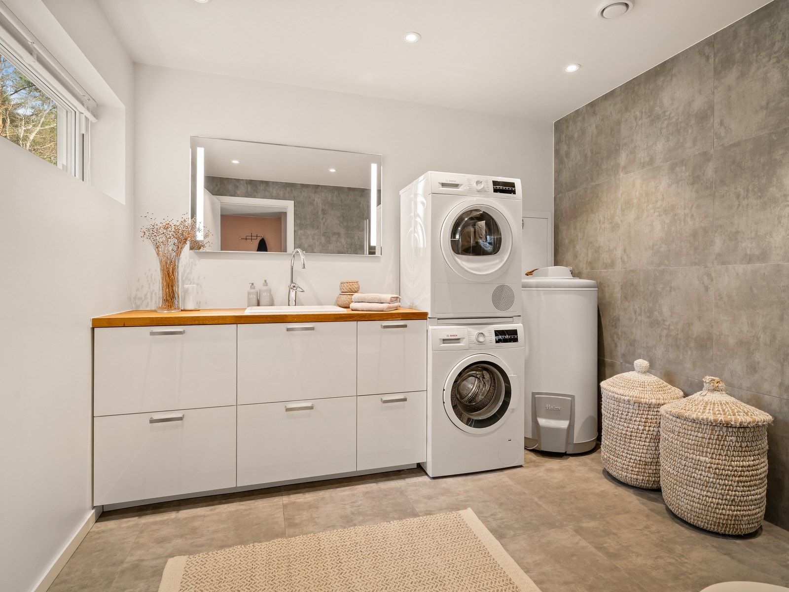 Bad kombinert med praktisk vaskerom. Galleribilde