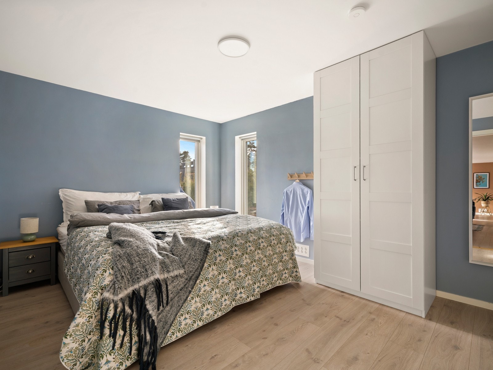 Hovedsoverommet ligger i 1.etg og er romslig med god plass til dobbeltseng, nattbord og øvrig møblement etter ønske. Galleribilde