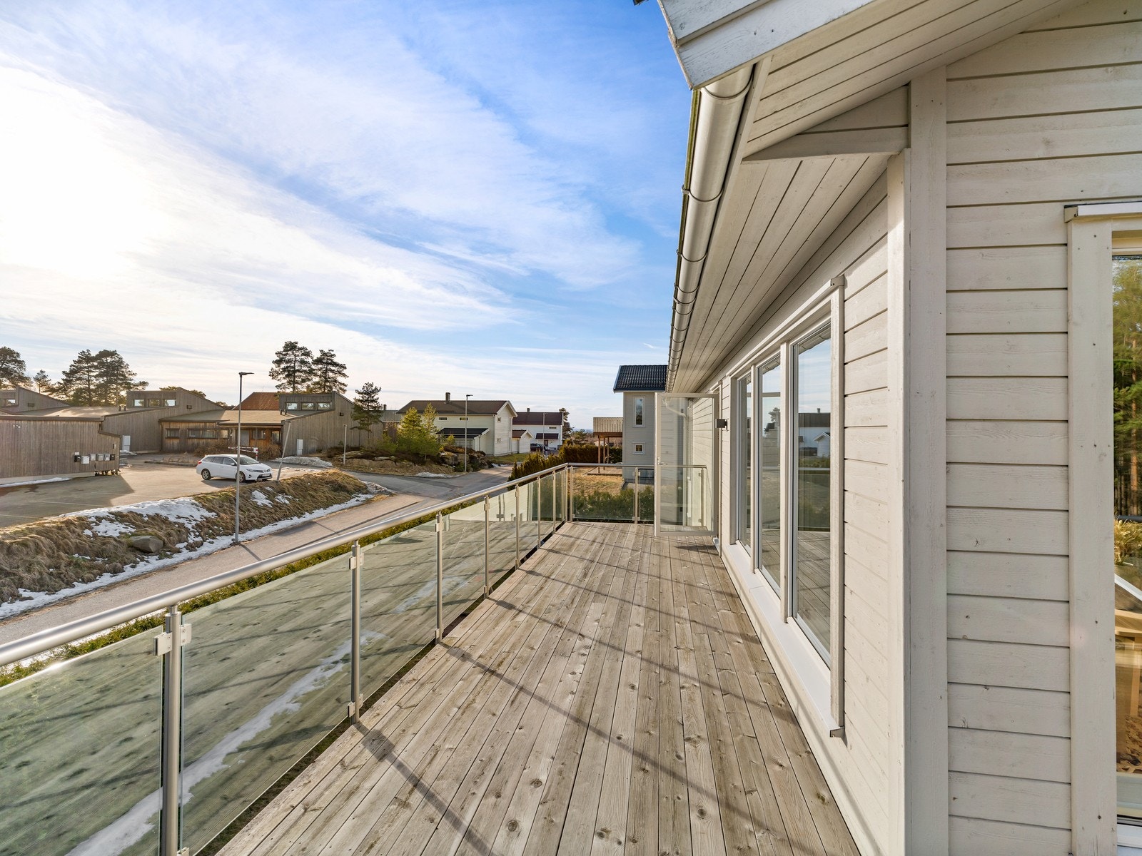 Tilgang fra stue 2. etasje til altan på ca. 33 m² med flotte solforhold. Galleribilde