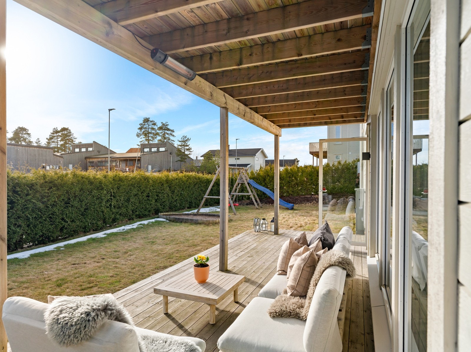 Fra stuen er det utgang til terrasse og hage med flotte solforhold. Galleribilde
