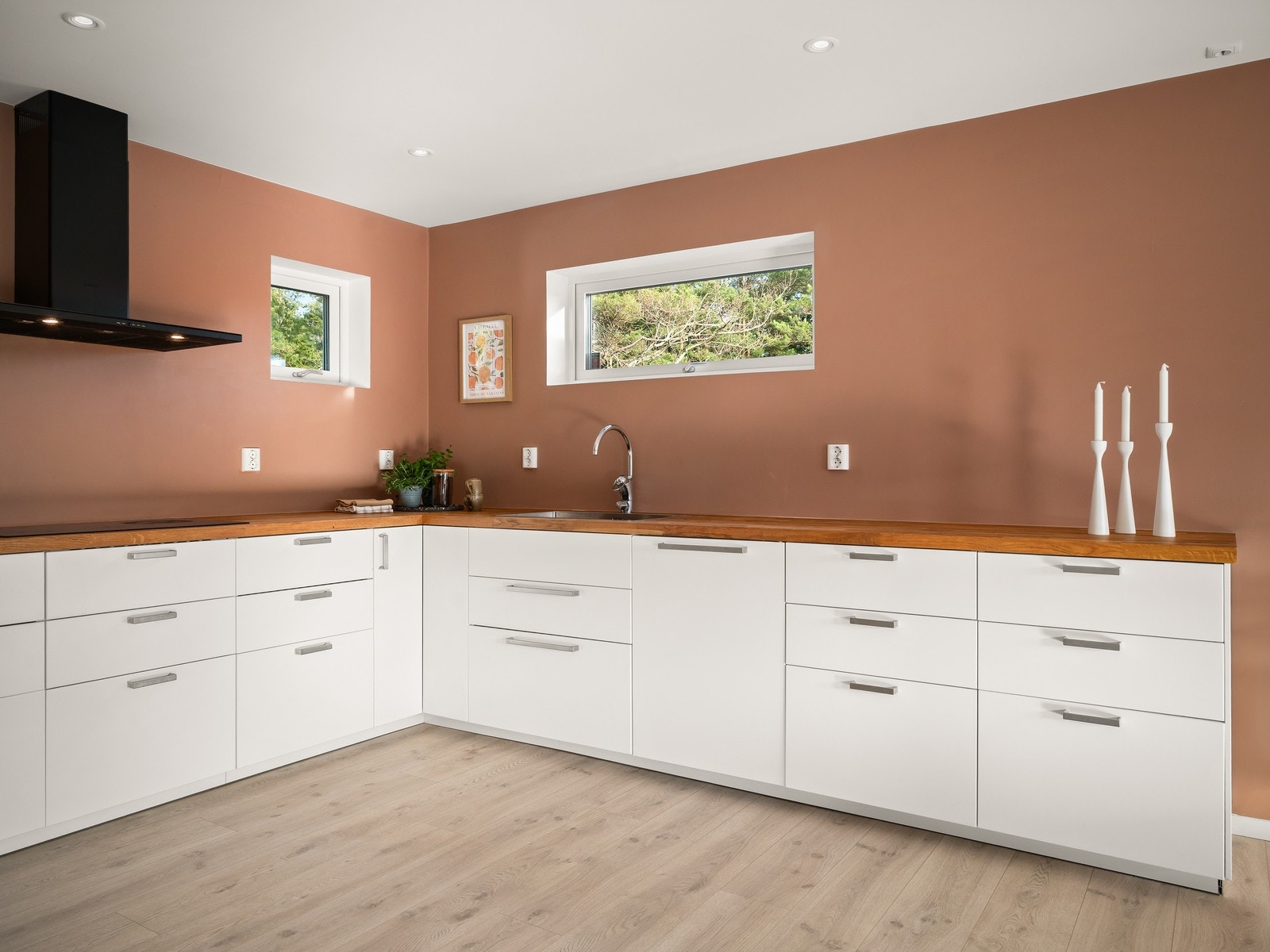 Kjøkkenet er utstyrt med kjøleskap, fryseskap, komfyr, micro, induksjonstopp, avtrekksvifte og oppvaskmaskin. Galleribilde