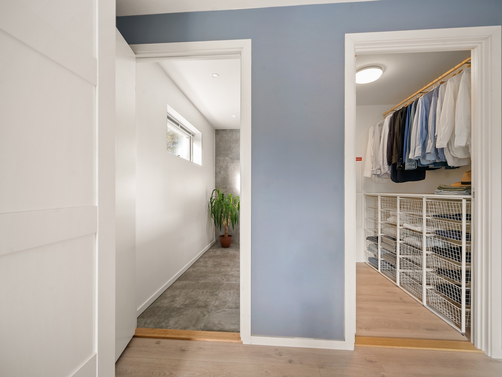 I direkte tilknytning ligger et eget walk-in closet Galleribilde