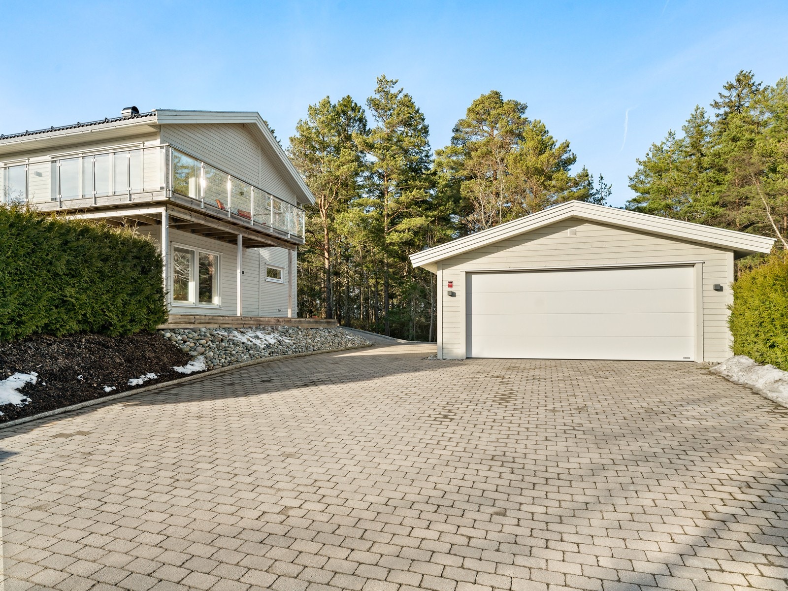 En moderne og innbydende enebolig fra 2017 med gjennomgående høy standard og en svært familievennlig planløsning. Galleribilde