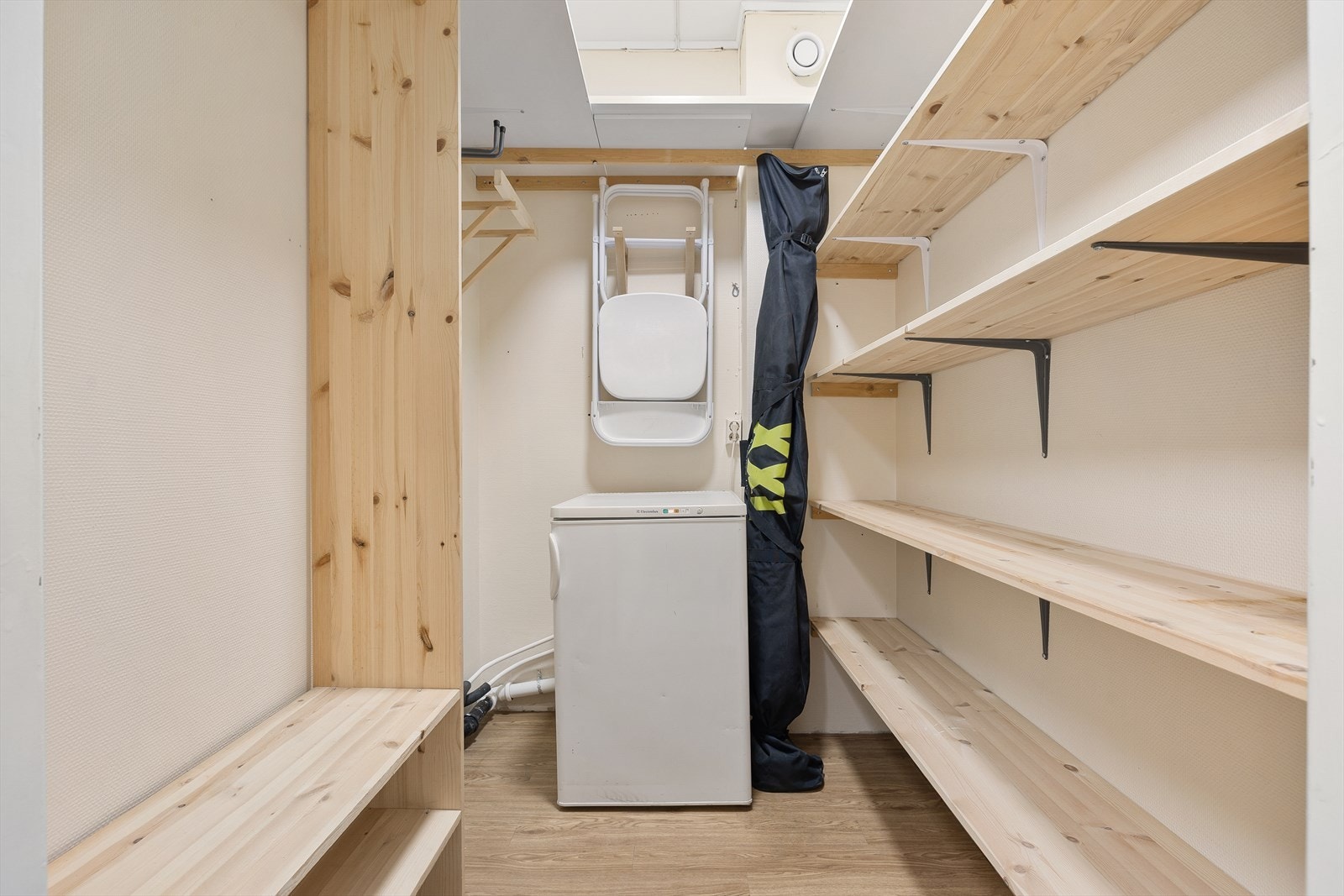 Romslig bod med gode hylleløsninger. Stikkontakt på bod gir utvidet mulighet for fryser og kjøleskap. Galleribilde