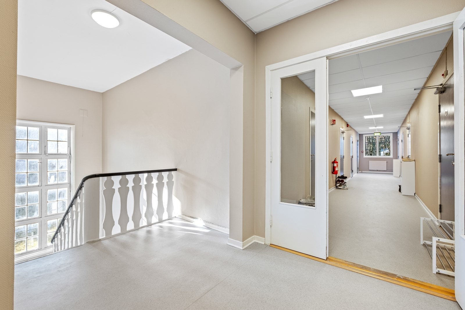 Pent opparbeidet fellesareal som leder til leilighet, bod og vaskerom. Galleribilde