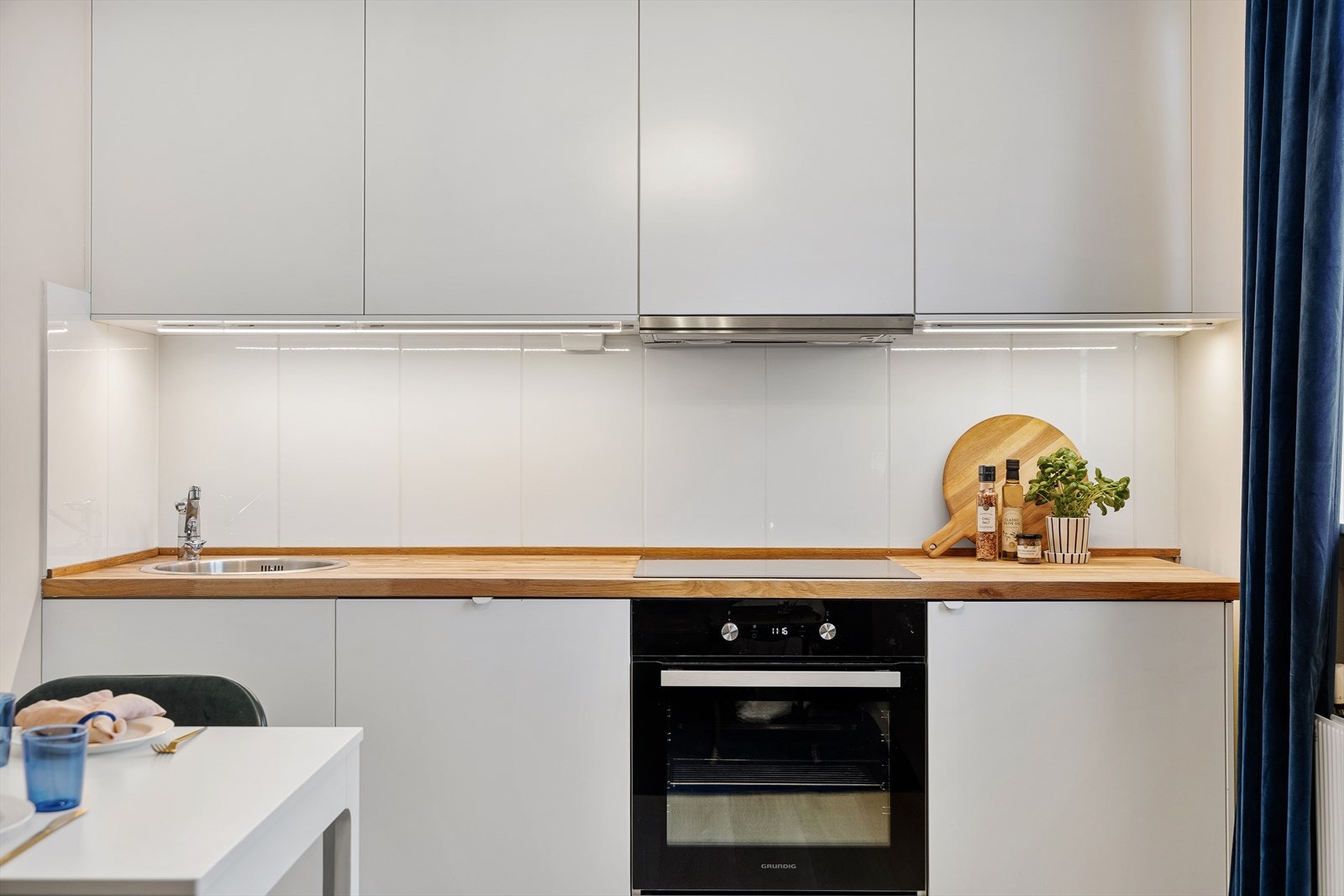 Kjøkken med moderne stil og belysning. Galleribilde