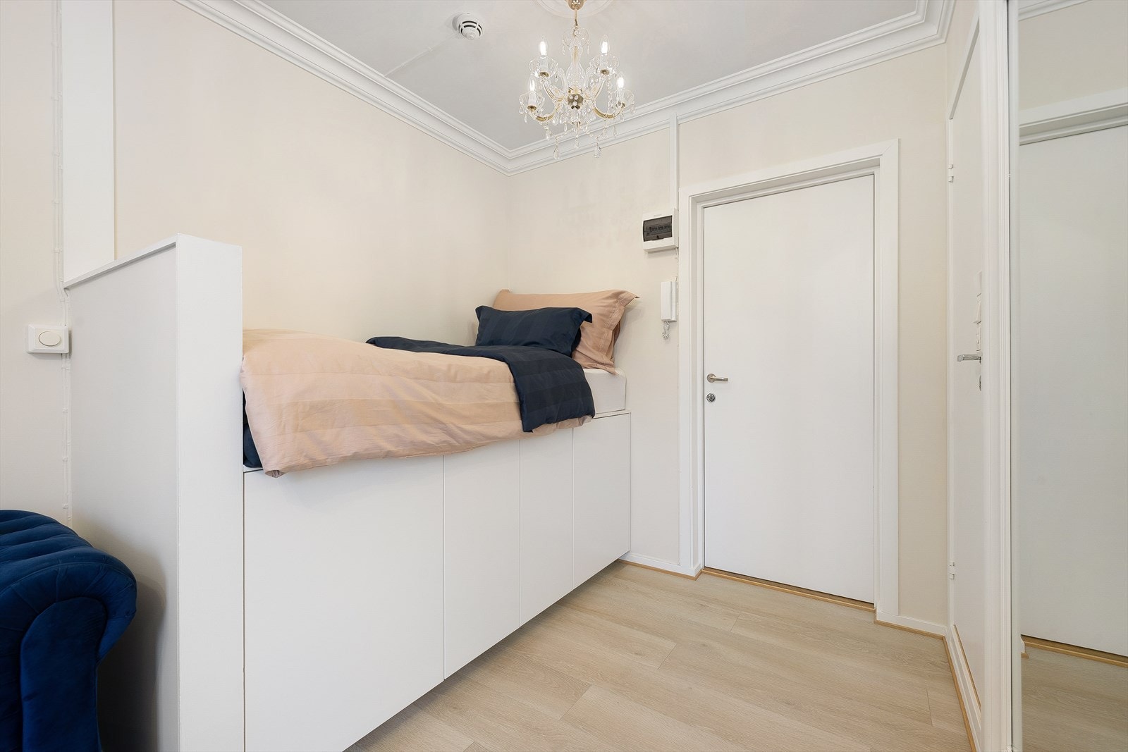 Boligen har en praktisk integrert skap/seng løsning med mye lagringsplass. Galleribilde