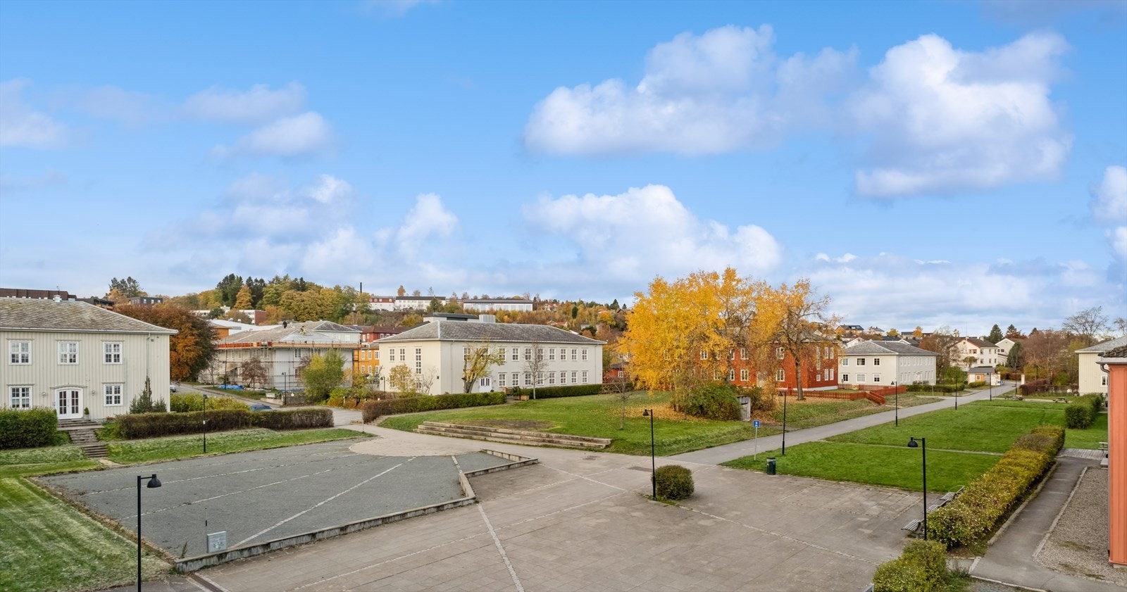 Boligen har flott og sentral beliggenhet i Persaunet leir. Her har du god plass mellom hver boligbebyggelse og minimalt med innsyn, samt flotte felles grøntarealer, felles parkarealer og parkeringsplasser Galleribilde