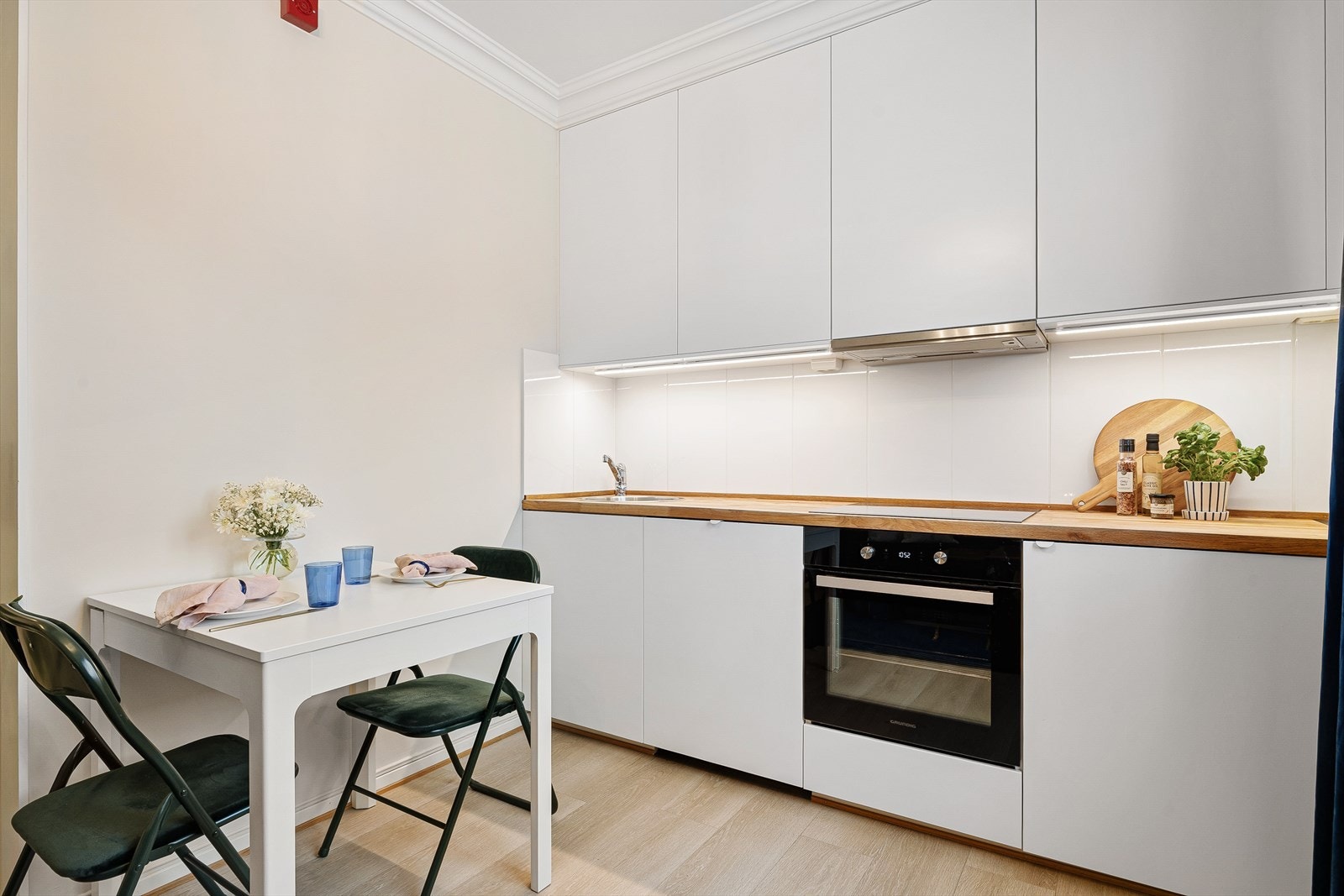 Stilrent kjøkken med helt ny (ubrukt) platetopp fra 2026 og ovn og vaskemaskin fra 2021/2020. Galleribilde