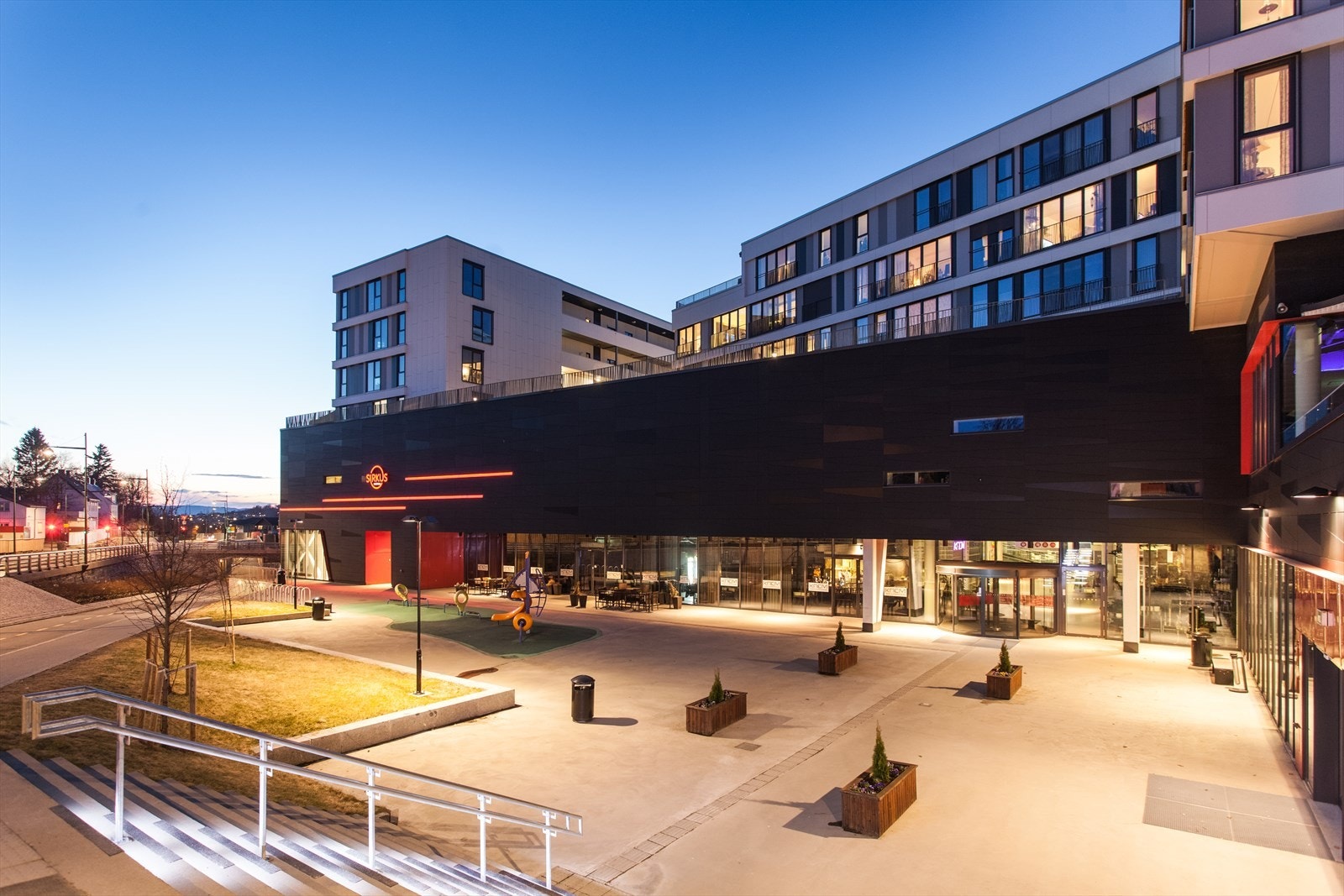 Like i nærheten ligger kjøpesenteret Sirkus Shopping som har rundt 100 butikker Galleribilde