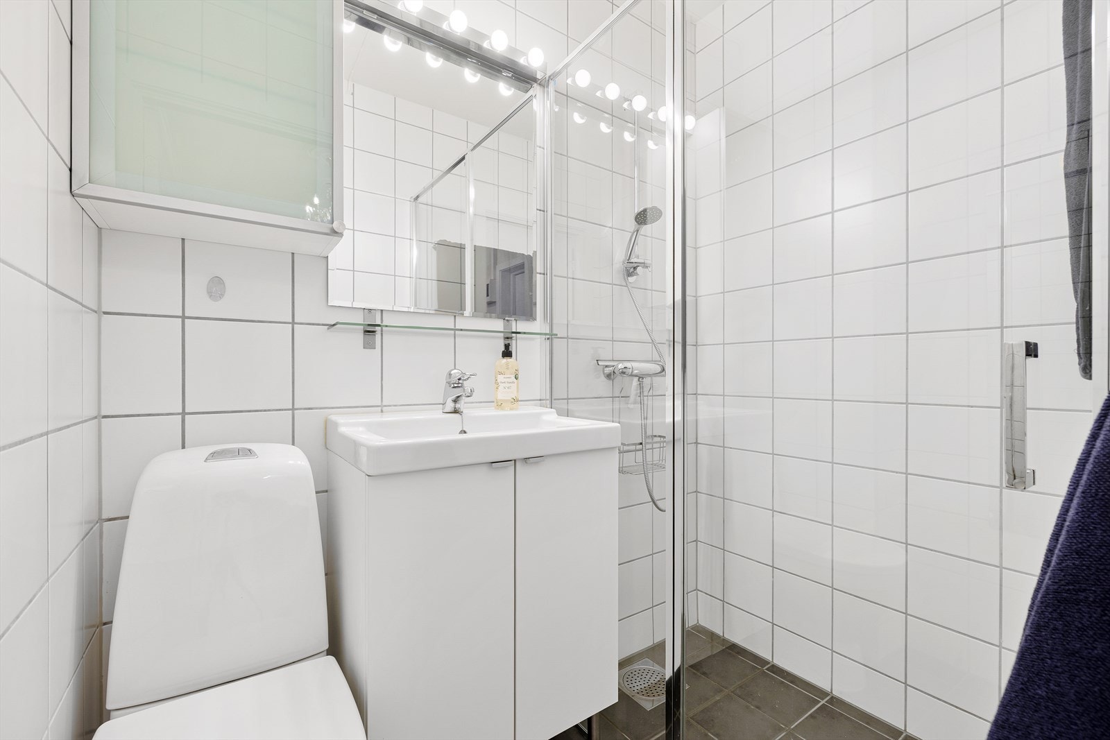 Pent flislagt bad med varmekabler i gulv. Galleribilde