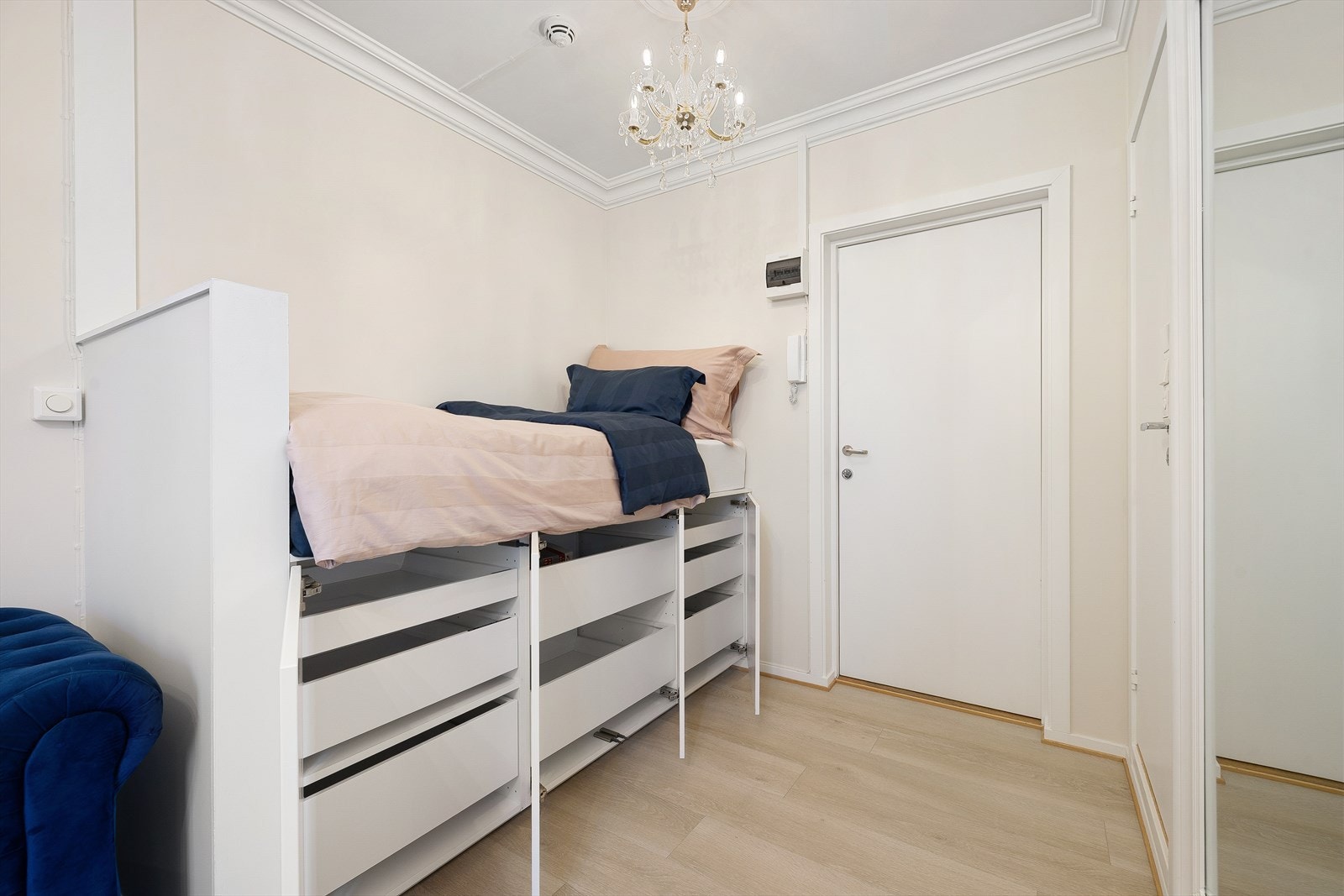 Boligen har en praktisk integrert skap/seng løsning med mye lagringsplass. Galleribilde