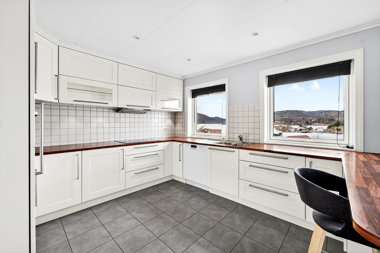 Kjøkkenet innehar integrerte hvitevarer samt godt med skap- og benkeplass. Galleribilde