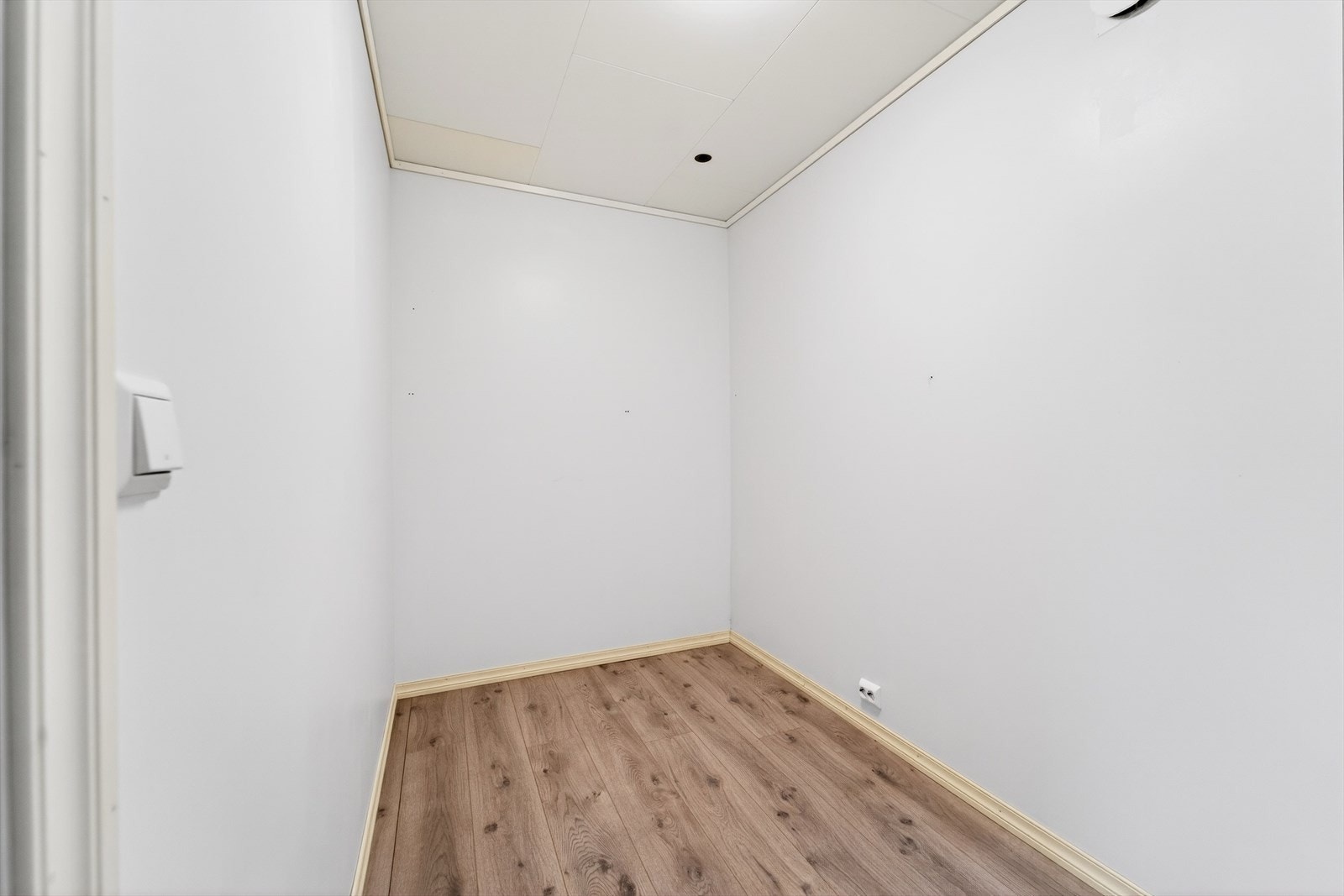 Walk-in-closet, underetasjen Galleribilde