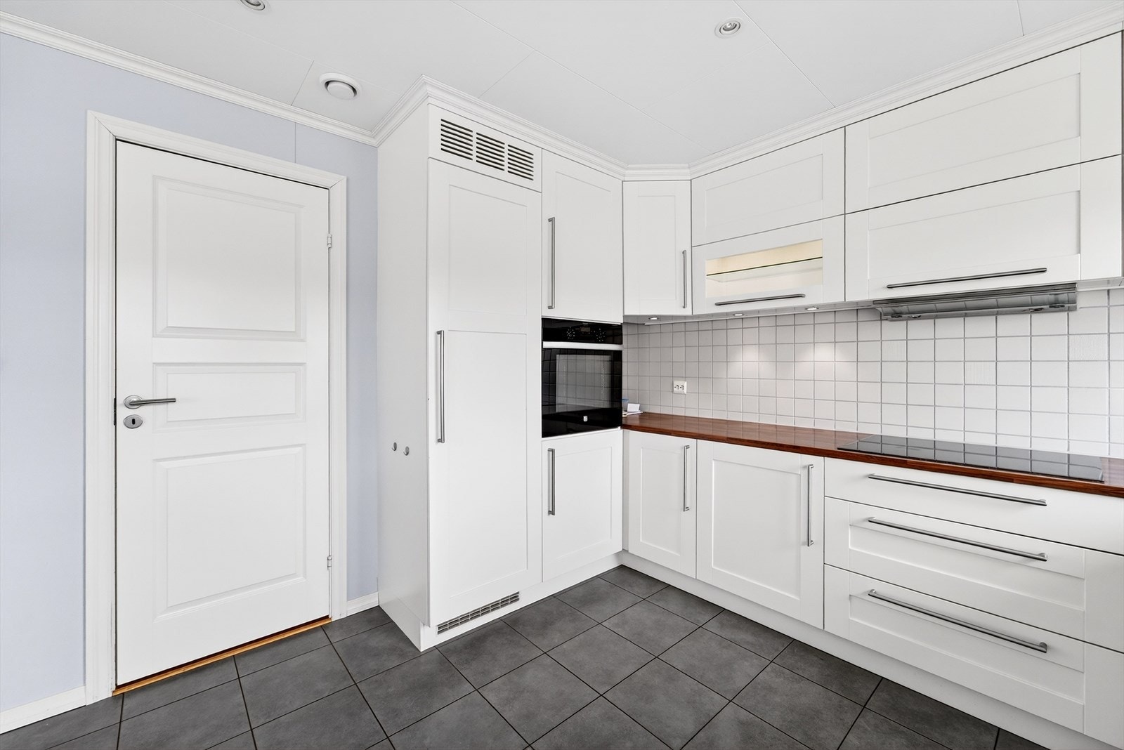 Fra kjøkkenet er det praktisk bi-inngang via vaskerommet. Galleribilde