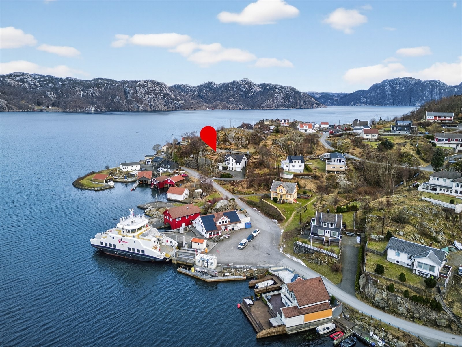 Eiendommen ligger idyllisk plassert på vakre Andabeløy i Flekkefjord kommune - en øy som rommer både fastboende og fritidsboliger. Galleribilde