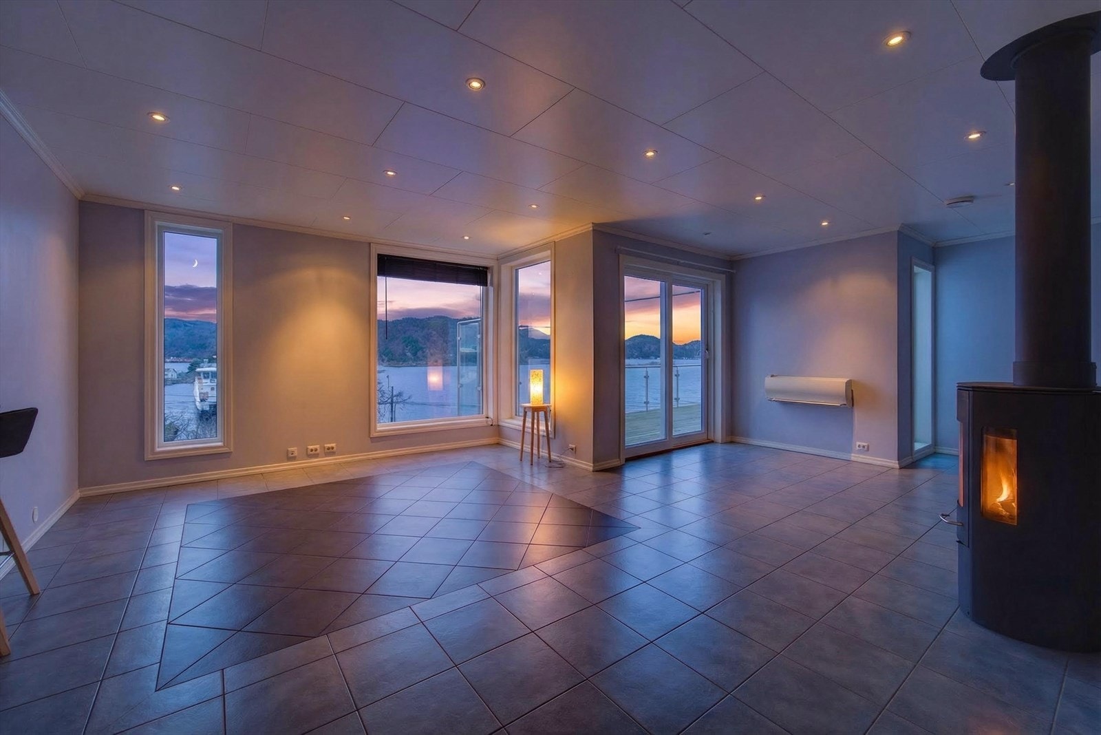 I stua er det installert både varmepumpe og peisovn. Galleribilde