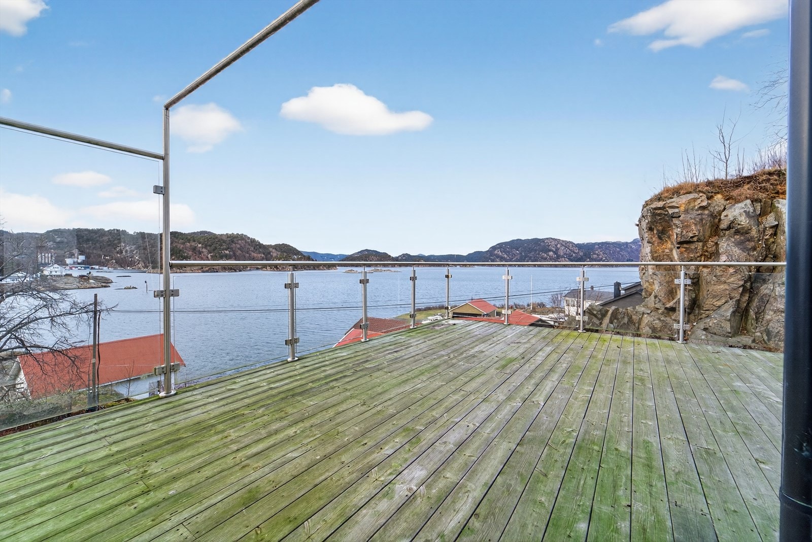 Herlig veranda med elegant glassgjerde som gir optimal utsikt mot den vakre fjorden. Galleribilde