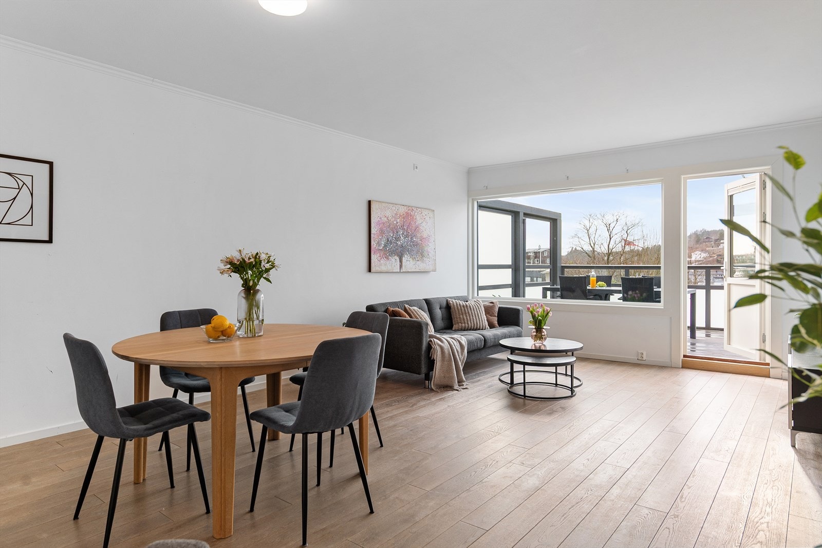 - Velkommen til din nye familiebolig, stuen fremstår innbydende med en-stavs gulv og slette, malte vegger - Galleribilde