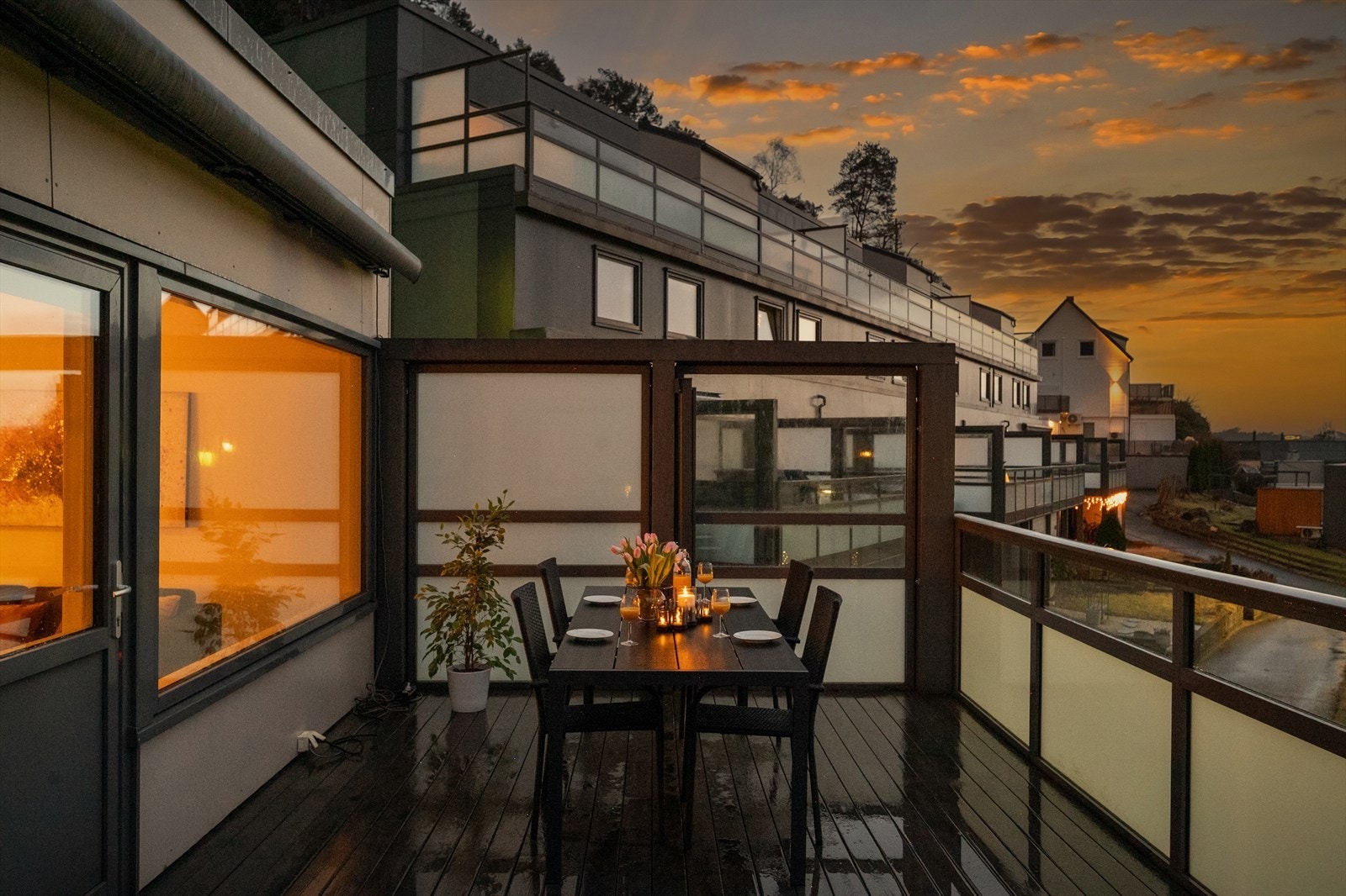 - Her har du god plass til ønsket utemøblement i ulike soner. En perfekt plass å nyte fine sommerdager- og kvelder - Galleribilde