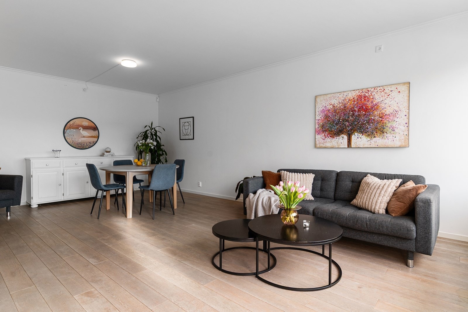 - Stuen har en praktisk utforming som enkelt lar deg møblere med sofagruppe og spisebord i hver sin naturlige sone - Galleribilde