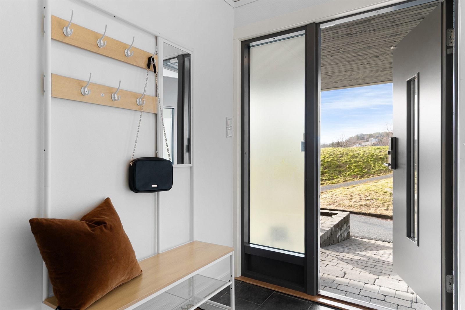 - Lys og fin entree som måler 3,1 m² - Galleribilde