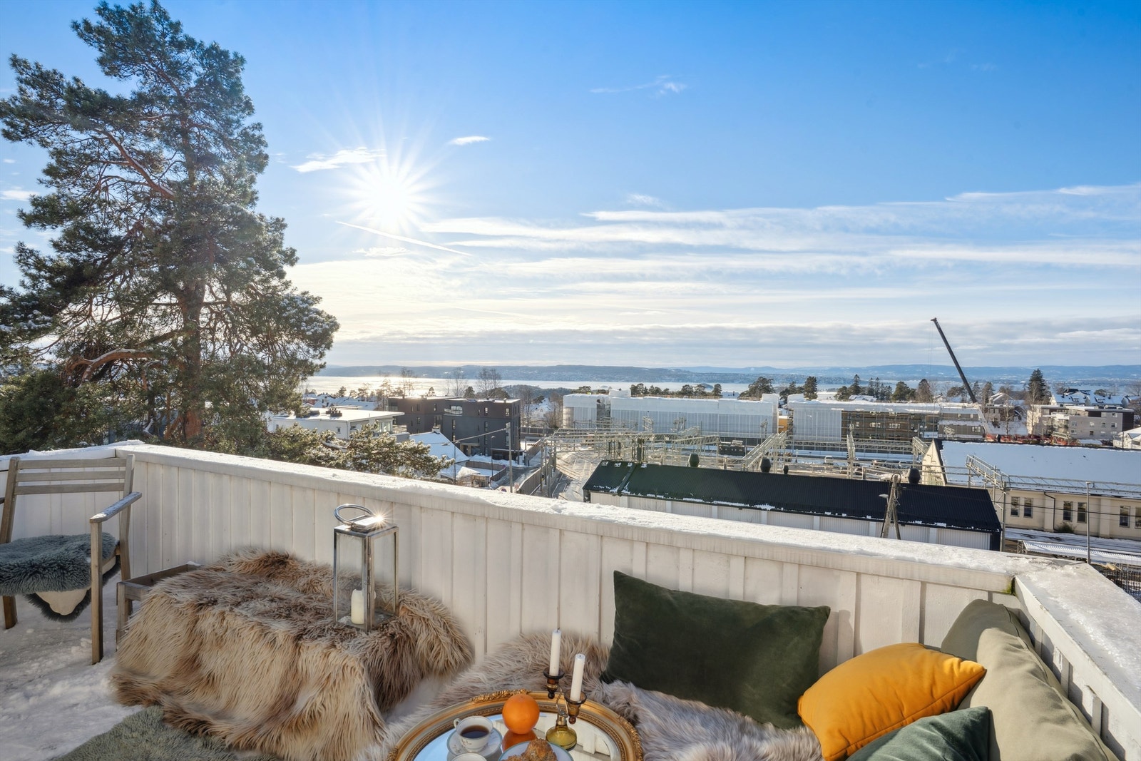 Fra den vestvendte balkongen er det en vidstrakt utsikt over nærområdet og sjøen. Galleribilde