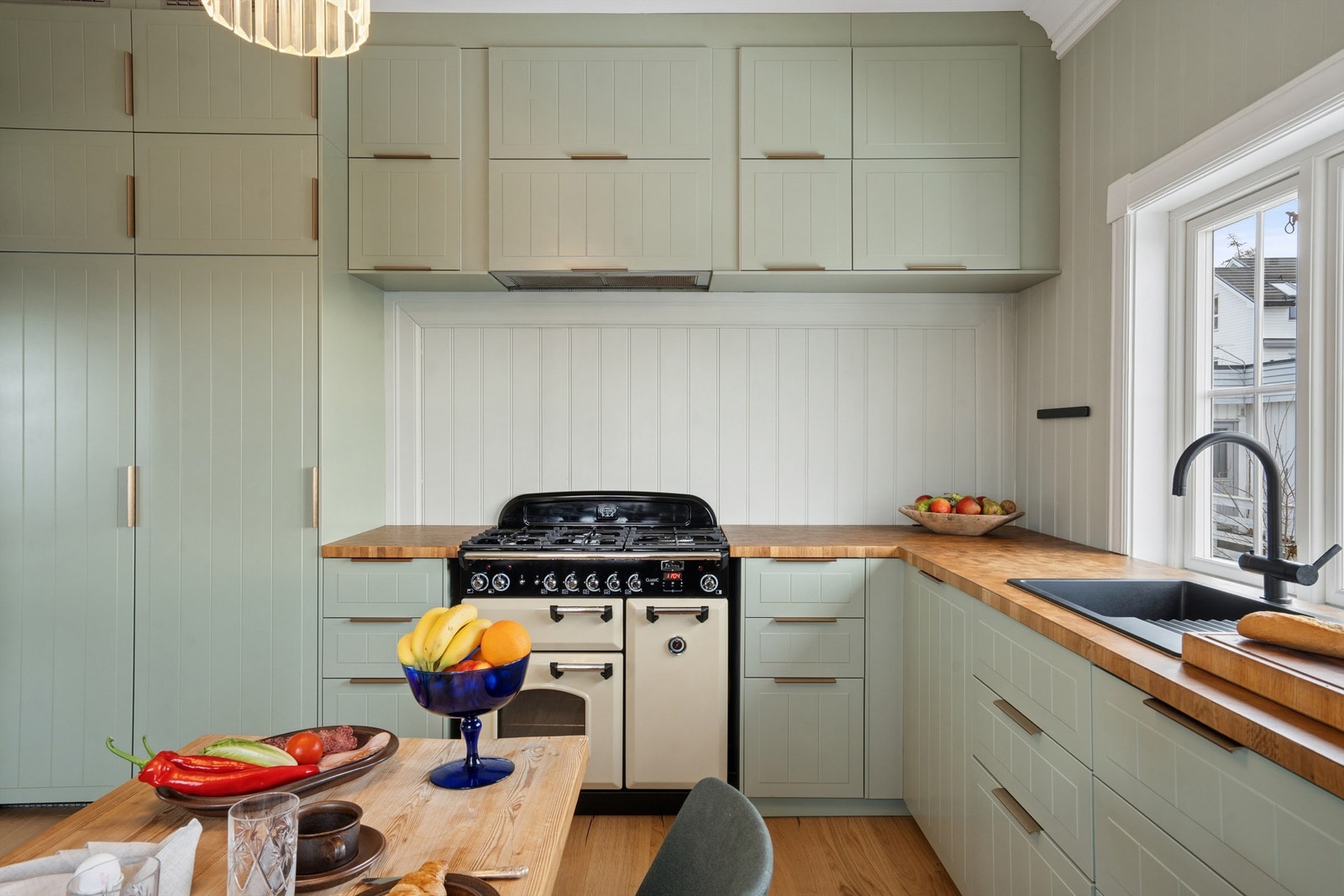 Innredningen har profilerte fronter og integrerte hvitevarer. Galleribilde