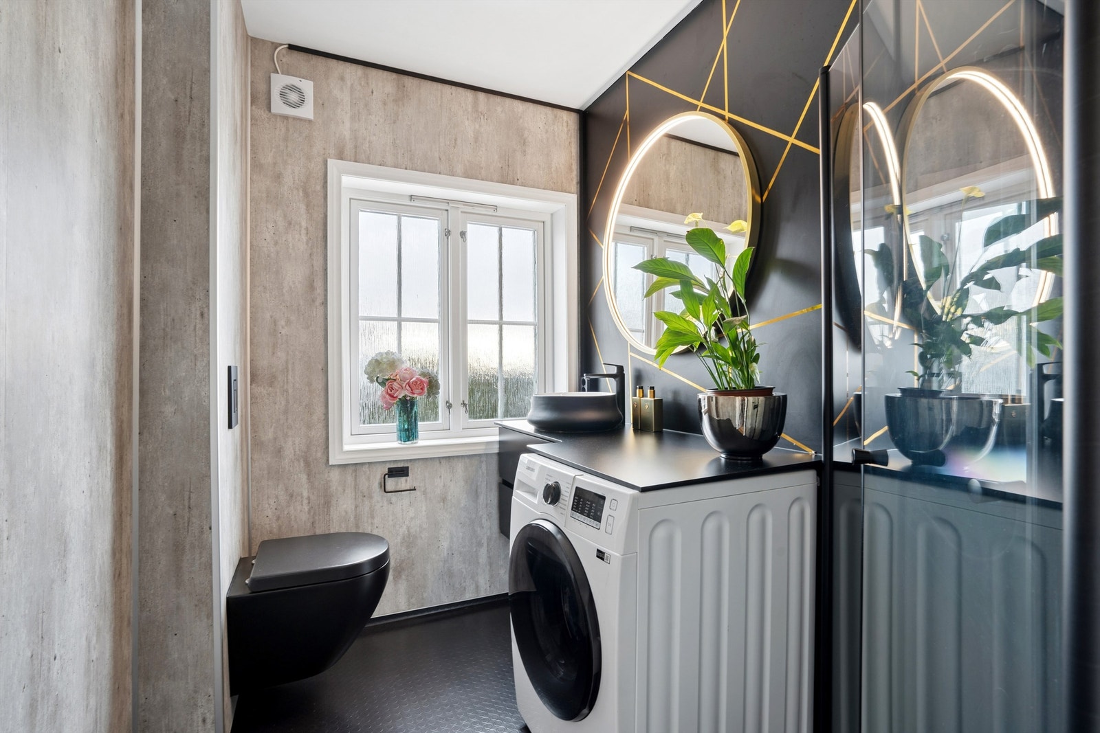 Badet i 2. etasje er fra 2023, med baderomsplater og opplegg for vaskemaskin. Galleribilde