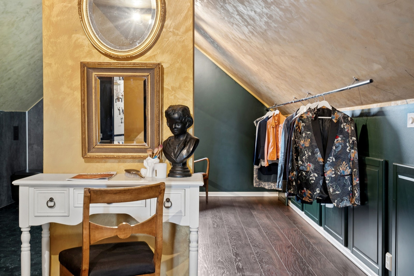 En del av rommet er innredet med plass til en arbeids- eller sminkekrok. Galleribilde