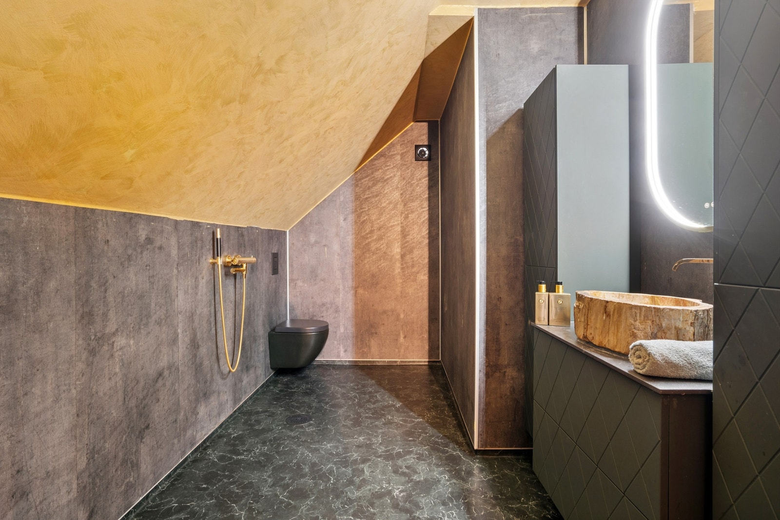 Også badet på loftet er nytt fra 2023, med gulvvarme og moderne baderomsplater. Loftet er ikke godkjent for varig opphold. Galleribilde